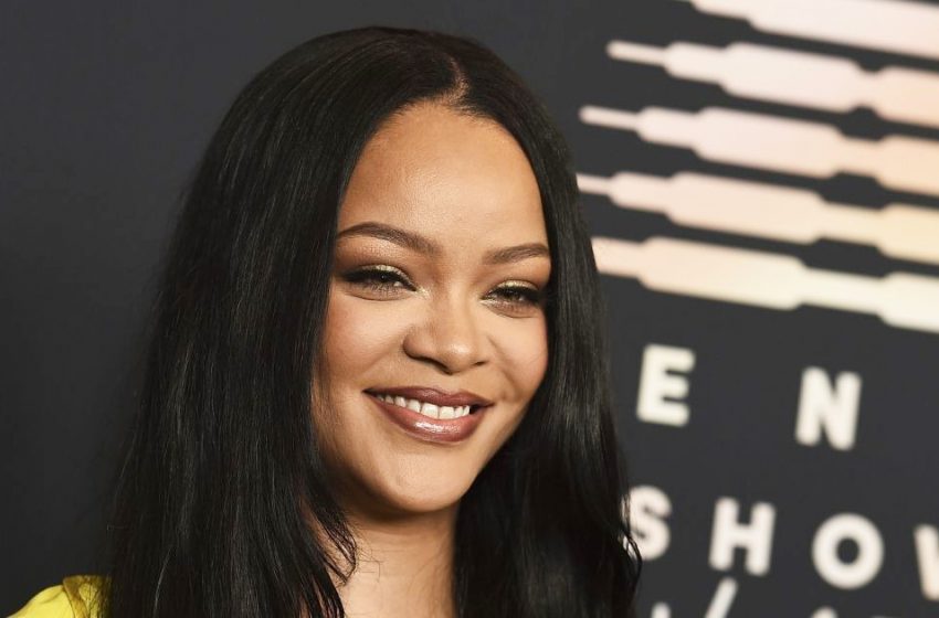  He’s so funny! This is the second time pregnant Rihanna touched by a video with her 10-month-old son