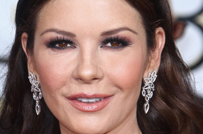  “Give odds to mom!” Catherine Zeta-Jones showed 19-year-old daughter in a swimsuit