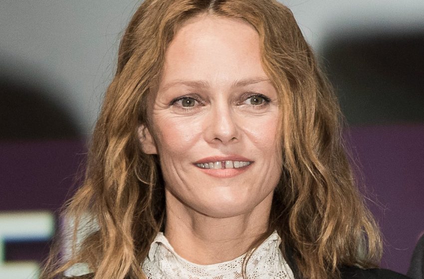  “Looks Much Younger Than Her Age”: 50-Year-Old Vanessa Paradis Was Confused With Her Daughter At The Chanel Show!