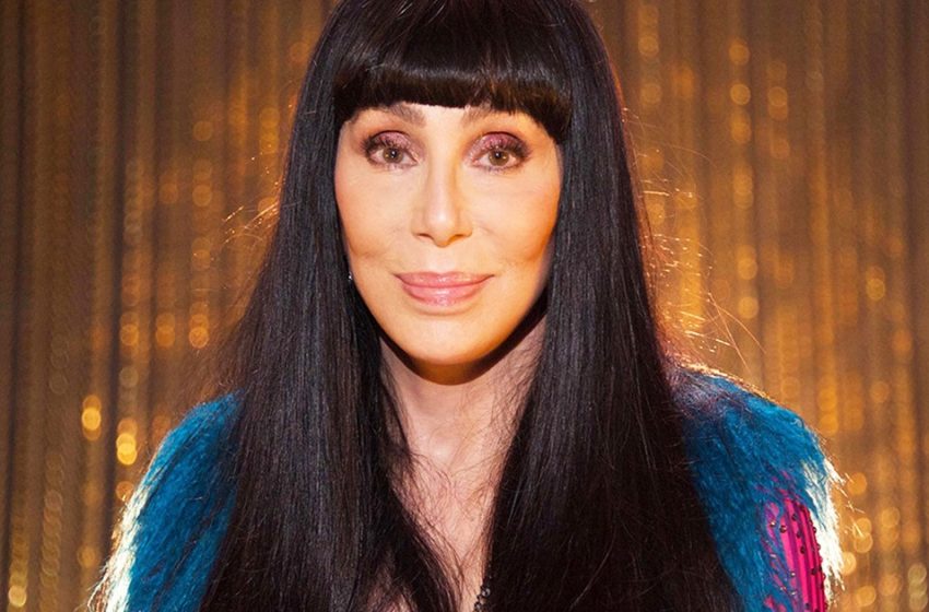  “Without Makeup And Filters”: 76-Year-Old Iconic Cher Stuns the Internet as Paparazzi Posted Her Makeup-Free Vacation Photos!