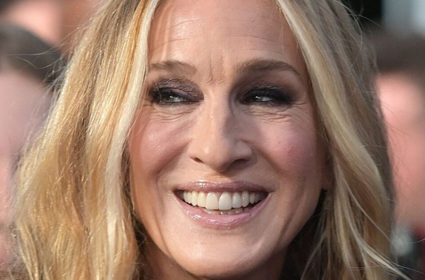  Completely Inappropriate Choice Of Outfit: Sarah Jessica Parker In a Dress With a Neckline Appeared At The University In New York!