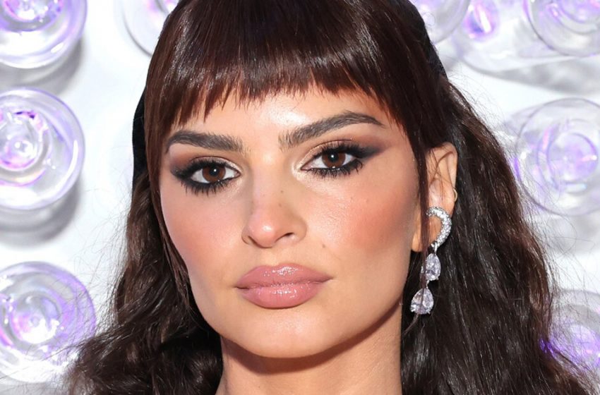  “Unreal waist!” 31-year-old Emily Ratajkowski in a dress with an extreme neckline came out