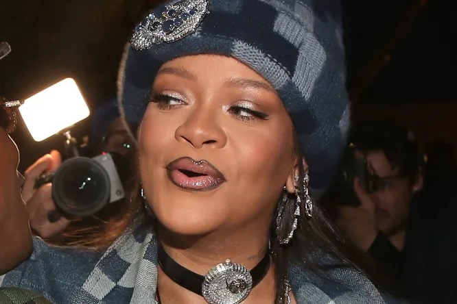 “The Star Wore $700,000 Diamond Necklace”: Pregnant Rihanna Shows Up At ...