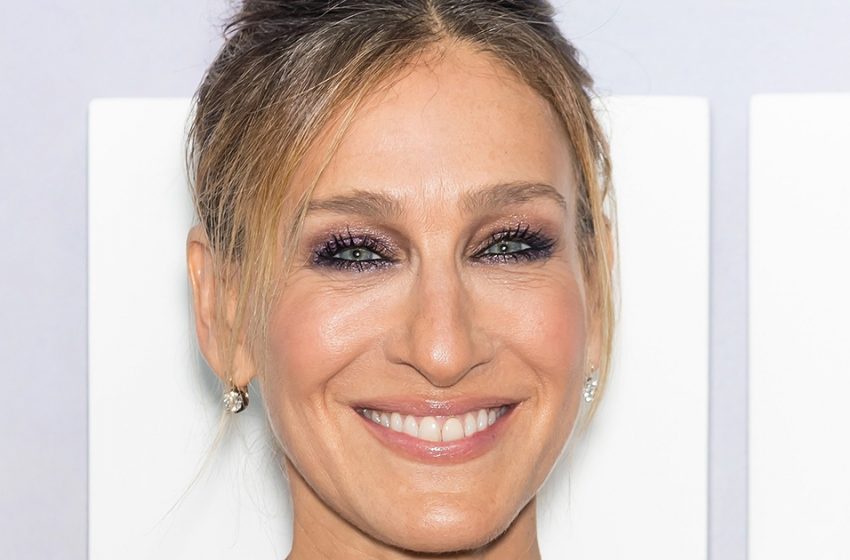  “A Fan Of Natural Aging”: Sarah Jessica Parker Was Captured In a Swimsuit On The Beach!