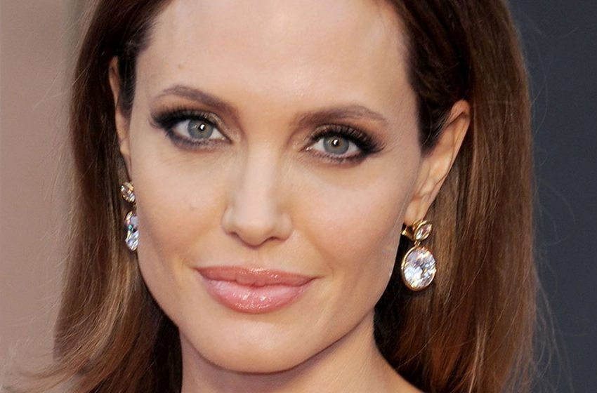  “No Longer a Brunette”: Angelina Jolie After a Beauty Transformation Appeared In The Fashion House!