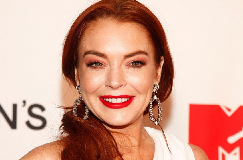  “Pregnancy Shocks Me”: Lindsay Lohan Exposed Her Rounded Belly For The Cover Of a Magazine!