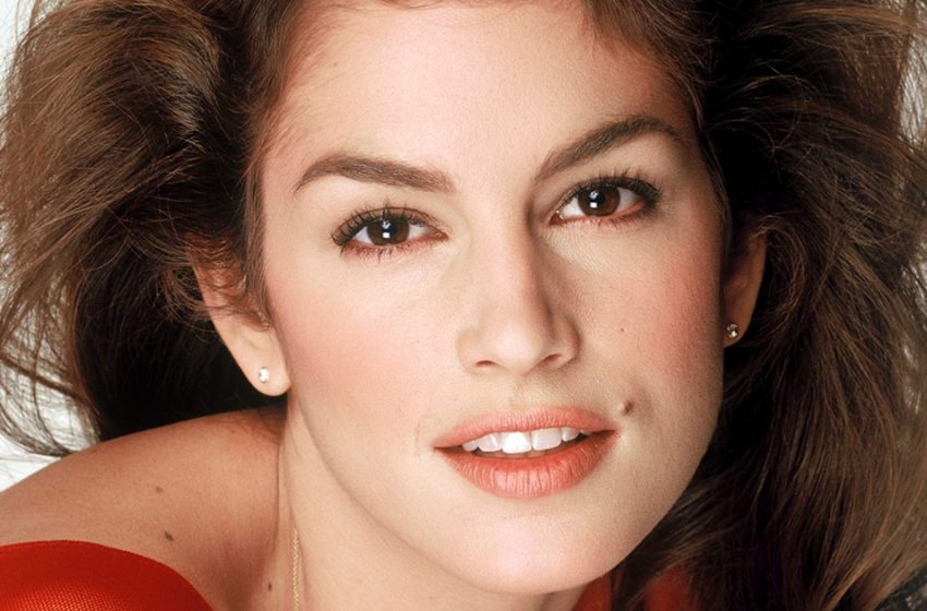  “Gray-Haired And Covered In Wrinkles”: 57-Year-Old Supermodel Cindy Crawford Is Simply Unrecognizable Now!