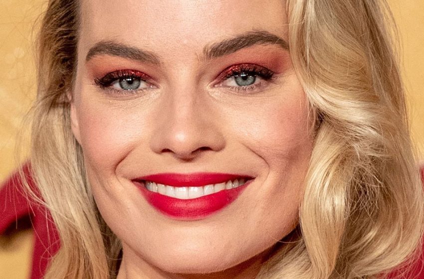  Rare Footage: Margot Robbie In a Mini Dress Brought Her Husband To a Movie Premiere In New York!