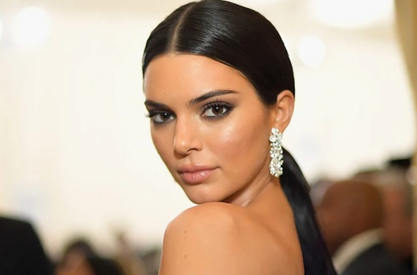  “How Did They Let Her Into a Restaurant In Such an Outfit?”: Kendall Jenner Came To Dinner In a Completely Transparent Top!