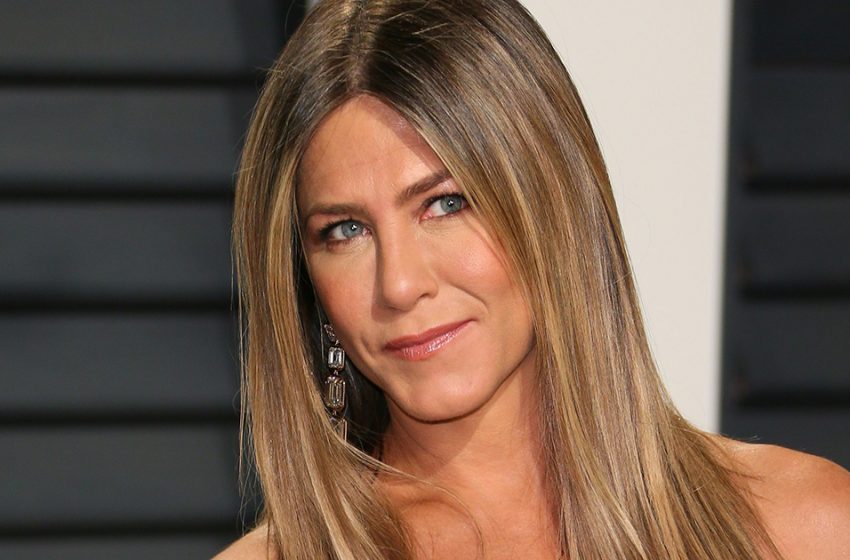  “Wrinkles Ennobled Her”: Jennifer Aniston In a Red Hoodie Teaches To Age Gracefully!