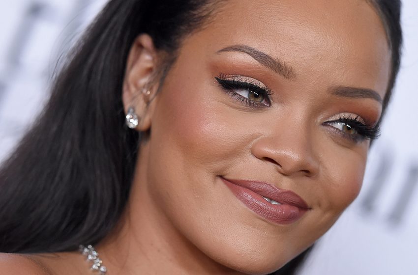  “The Star Wore $700,000 Diamond Necklace”: Pregnant Rihanna Shows Up At Paris Fashion Week!