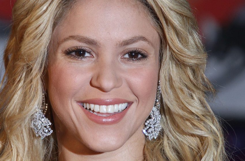  “Everyone’s Mouths Remained Open”: Shakira appeared in a frilly white outfit at Paris Fashion Week!