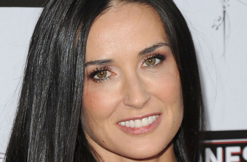  “Looks Like a Young Girl!”: 60-year-old Demi Moore In a Swimsuit Wowed Her Fans!