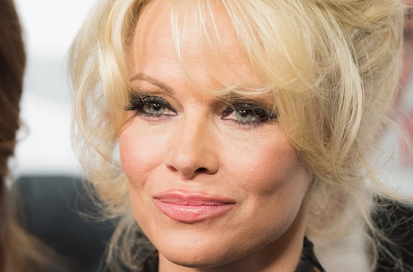  “Wrinkles And Excess Weight”: Pamela Anderson Was Filmed When She Went Out For Coffee!