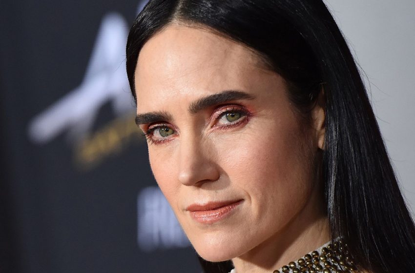  “What a Slim Figure”: 52-year-old Jennifer Connelly Sunbathed In a Bikini With Her Husband On a Yacht!