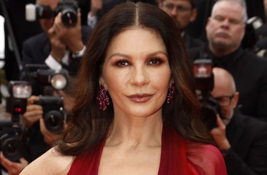  53-year-old Catherine Zeta-Jones In a Swimsuit With a Spicy Slit Showed Her Magnificent Breasts!